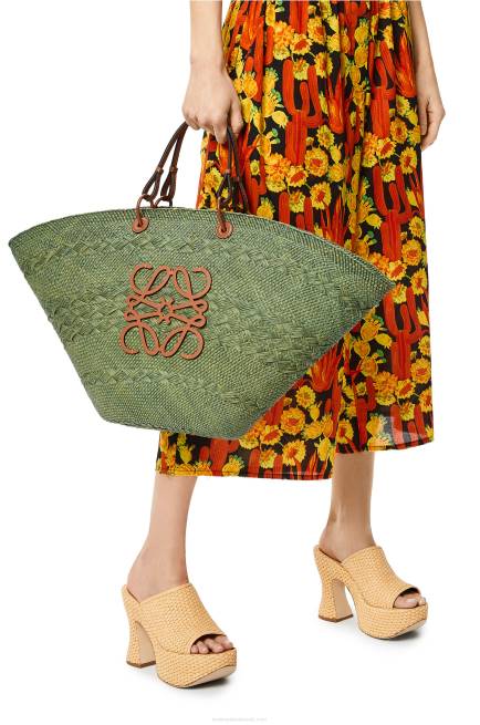 Green/Tan Large Anagram Basket bag in iraca palm and calfskin Loewe 84PR65 Women